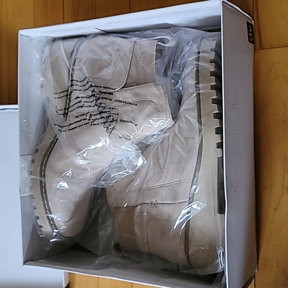 Dolce Vita Lug Sole Chelsea Boot, New In Box, Size 9.5 Color: Camel - Picture 13 of 15